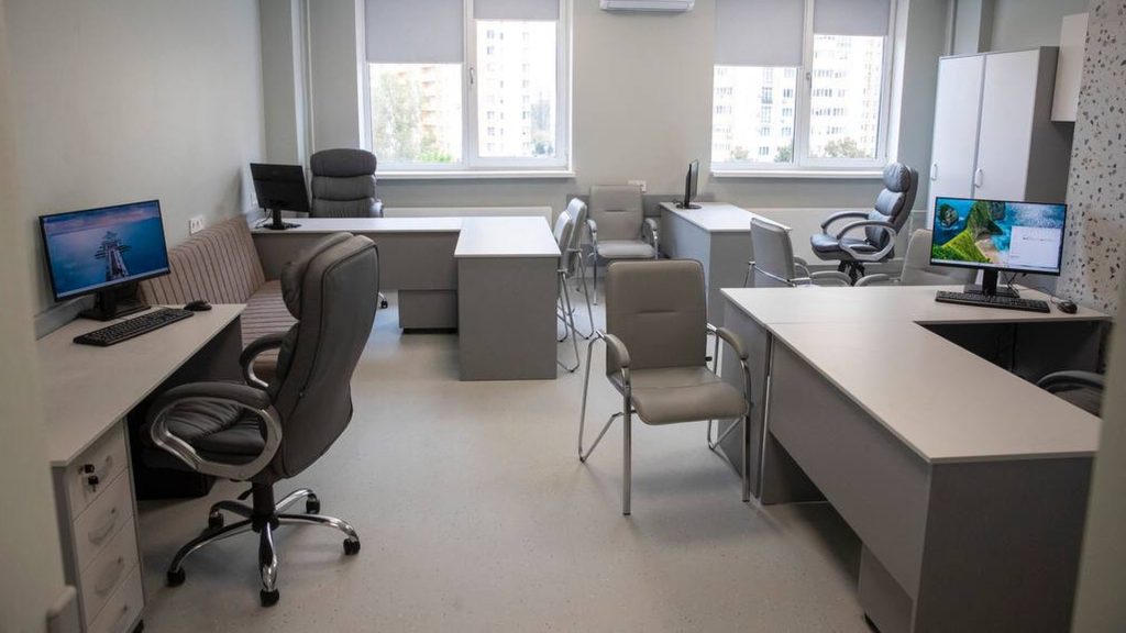 Кабінет лікарів, столи з компʼютерами