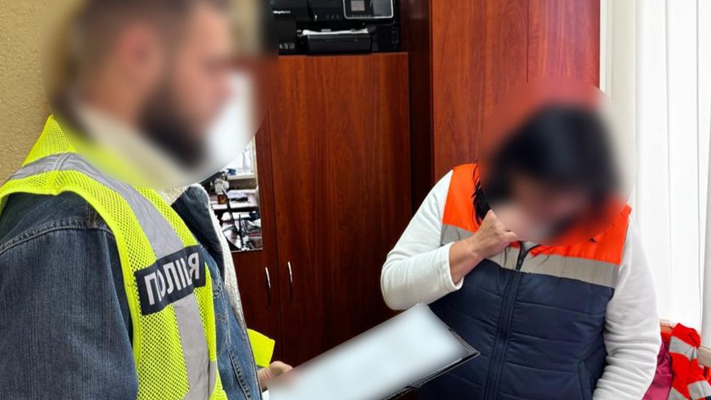 чоловік і жінка в кабінеті. Чоловік поліцейський розмовляє з жінкою, яка працює в комунальній службі Києва 