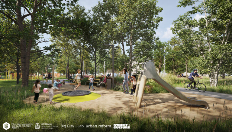 Дитячий майданчик із гіркою, батутом і дітьми, що граються на свіжому повітрі серед дерев