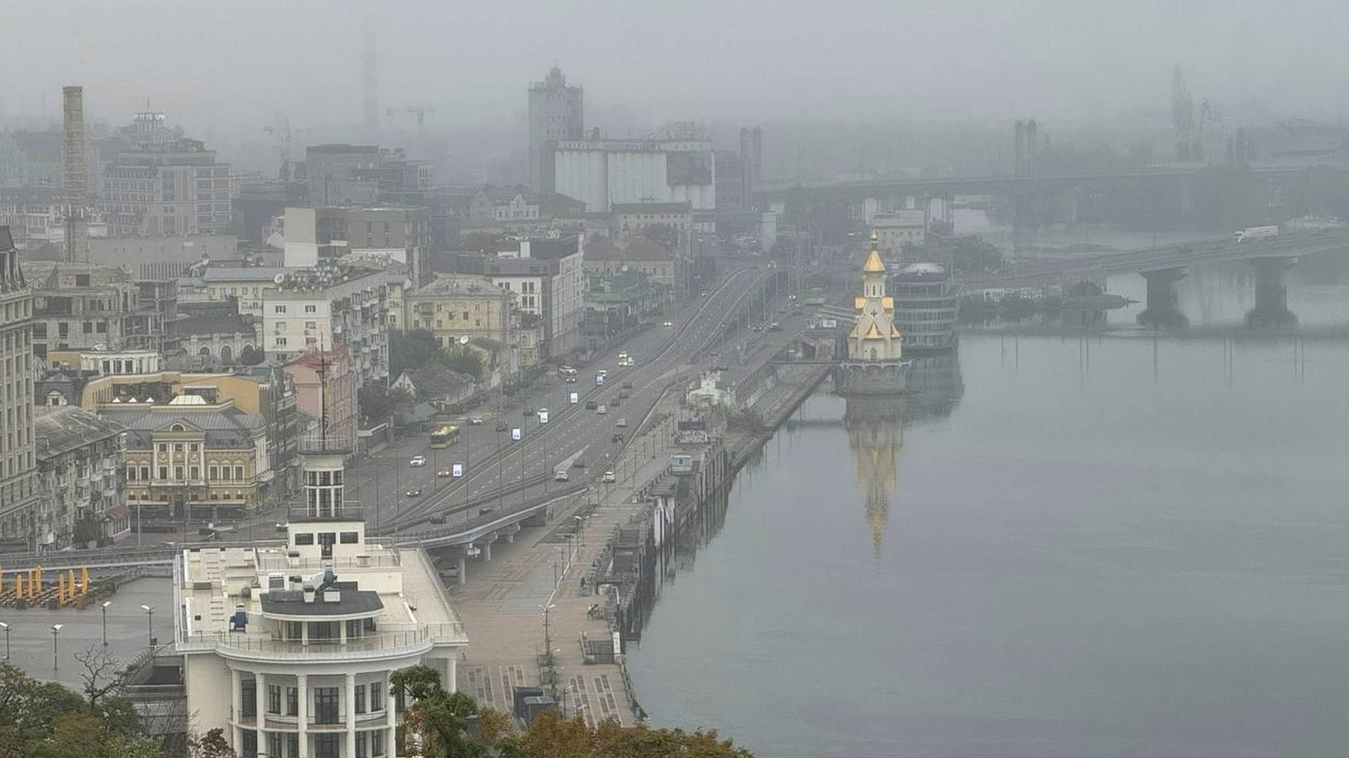 Пейзаж осіннього Києва, вид на Поділ, річку Дніпро і Набережну