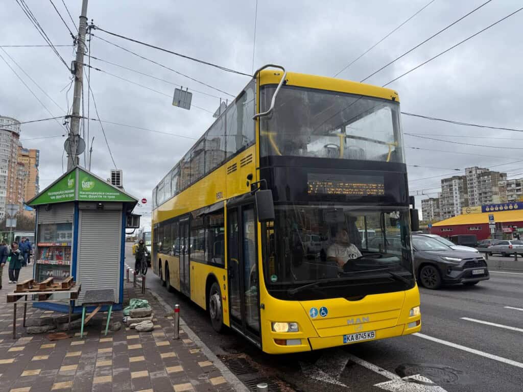 На вихідних кияни протестували двоповерховий автобус із Берліну (фото, відео) Жовтий двоповерховий автобус на зупинці в Києві