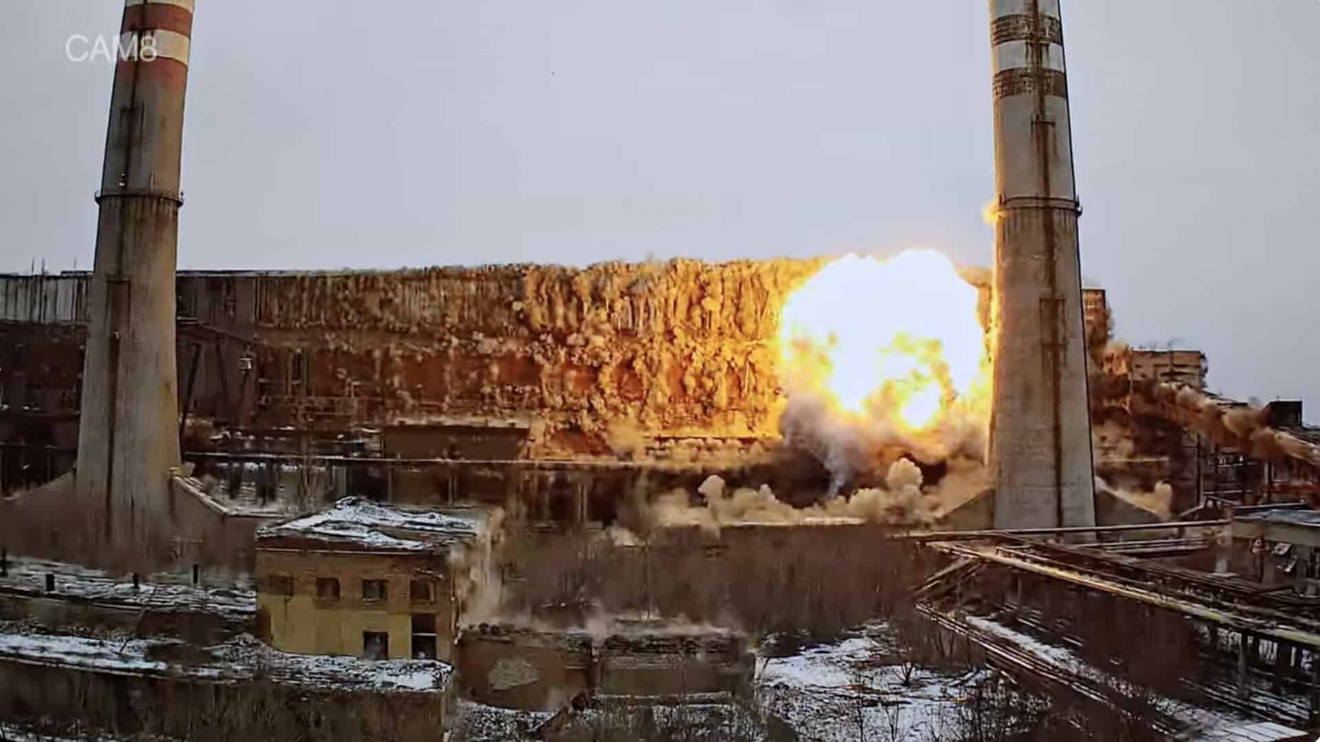 Електростанція, в яку прилітає ракета, перший спалах від вибуху і стіни починають сипатися