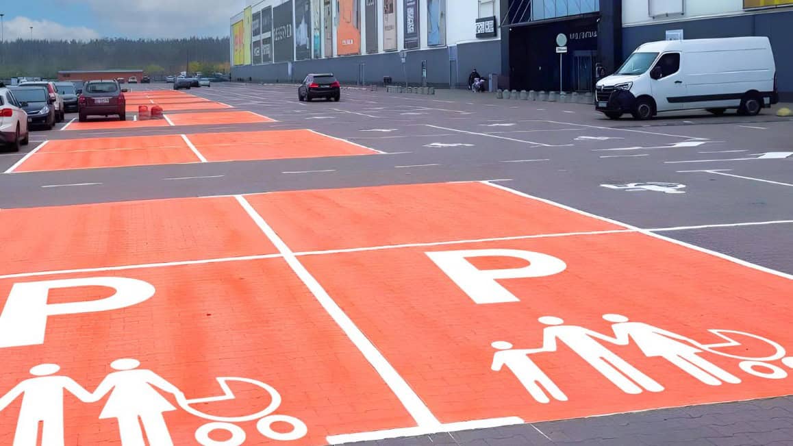 Помаранчеві паркомісця для сімей з дітьми на парковці