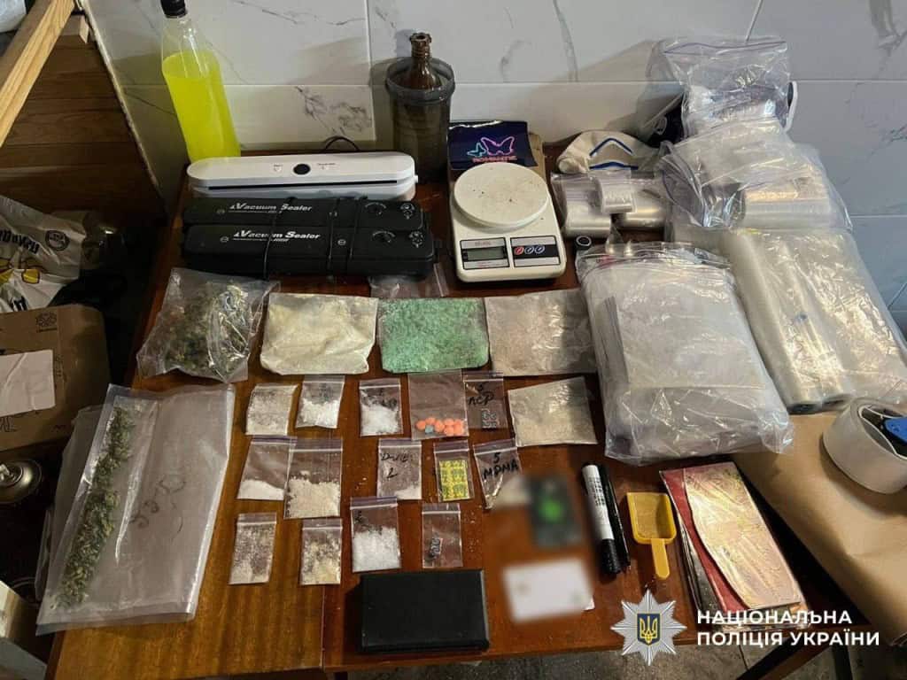 Стіл із численними доказами: електронні ваги, пластикові пакети з кристалічними речовинами, телефони