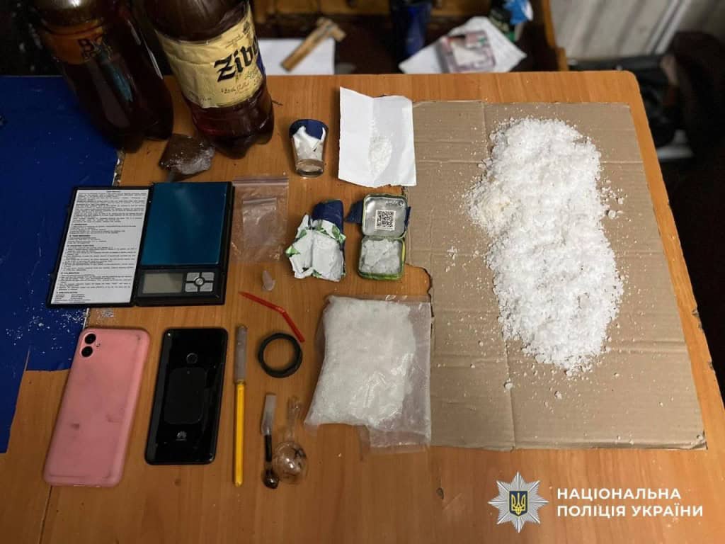 стіл, на якому розкладено пакети з різними видами наркотичних речовин