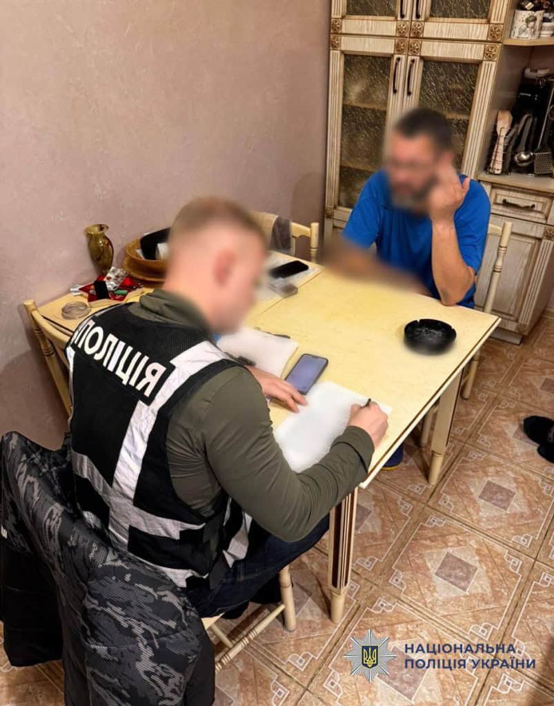 У Києві викрили схему привласнення тютюнових виробів на 128 мільйонів гривень На фото — Поліцейський у жилеті сидить за столом і заповнює документи
