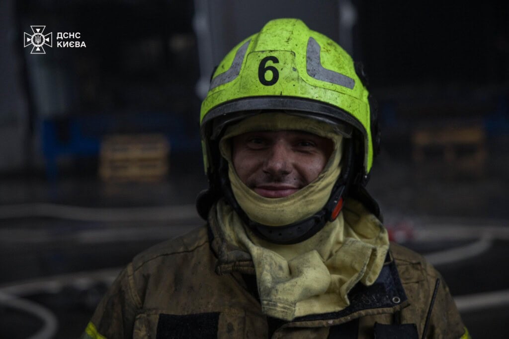 «Подивіться у ці обличчя»: ДСНС показала портрети тих, хто рятує Київ Рятувальник посміхається в жовтій касці і в брудному захисному костюмі, він дуже брудний після пожежі