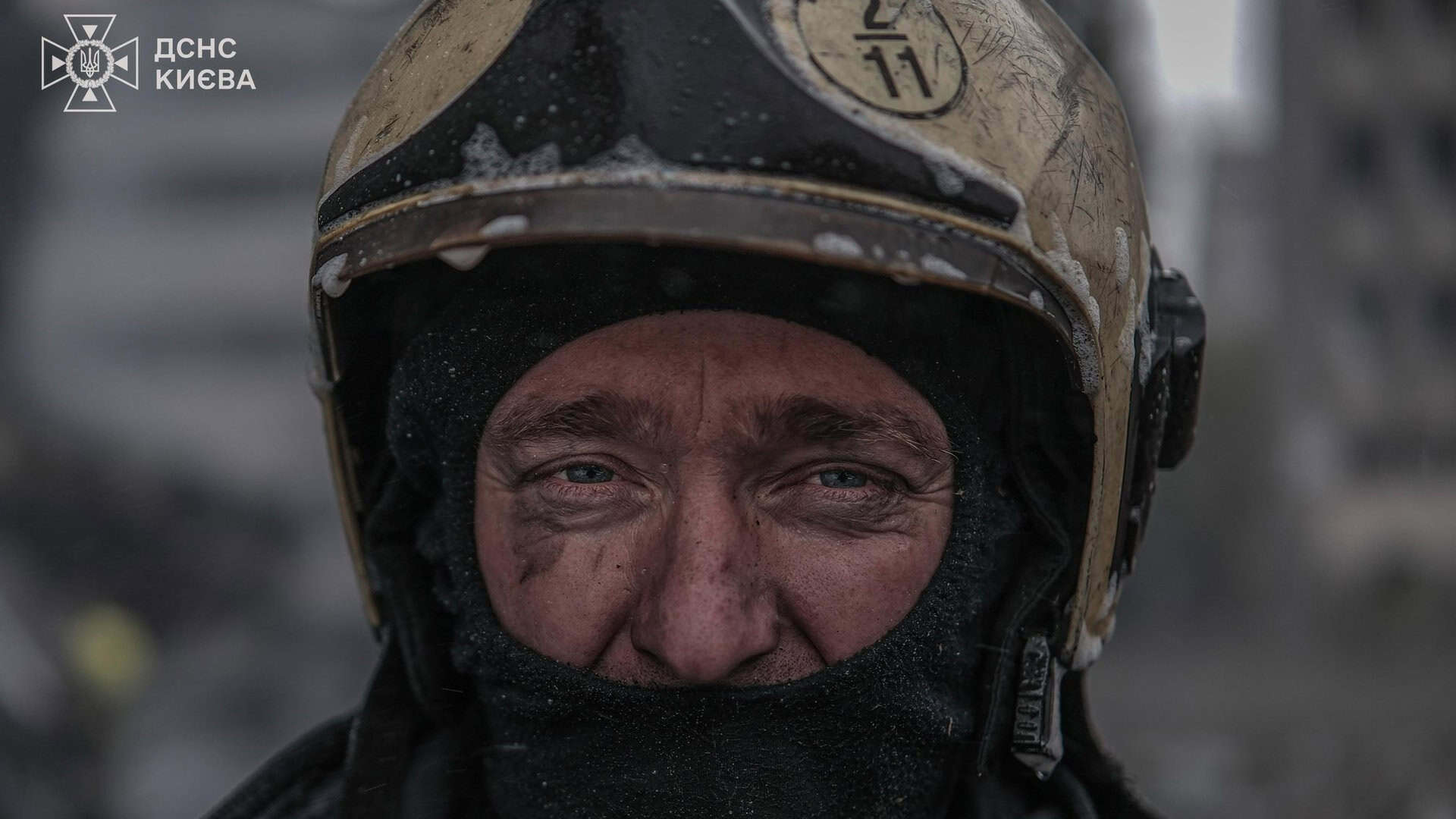 Фото рятувальника в шоломі і з брудним від пилу обличчям
