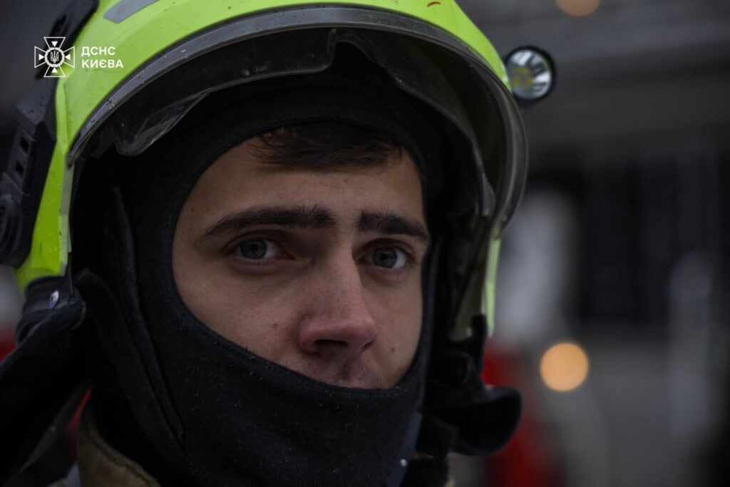«Подивіться у ці обличчя»: ДСНС показала портрети тих, хто рятує Київ Крупний портрет рятувальника столиці, він в шоломі і в балаклаві, яка закриває частину обличчя