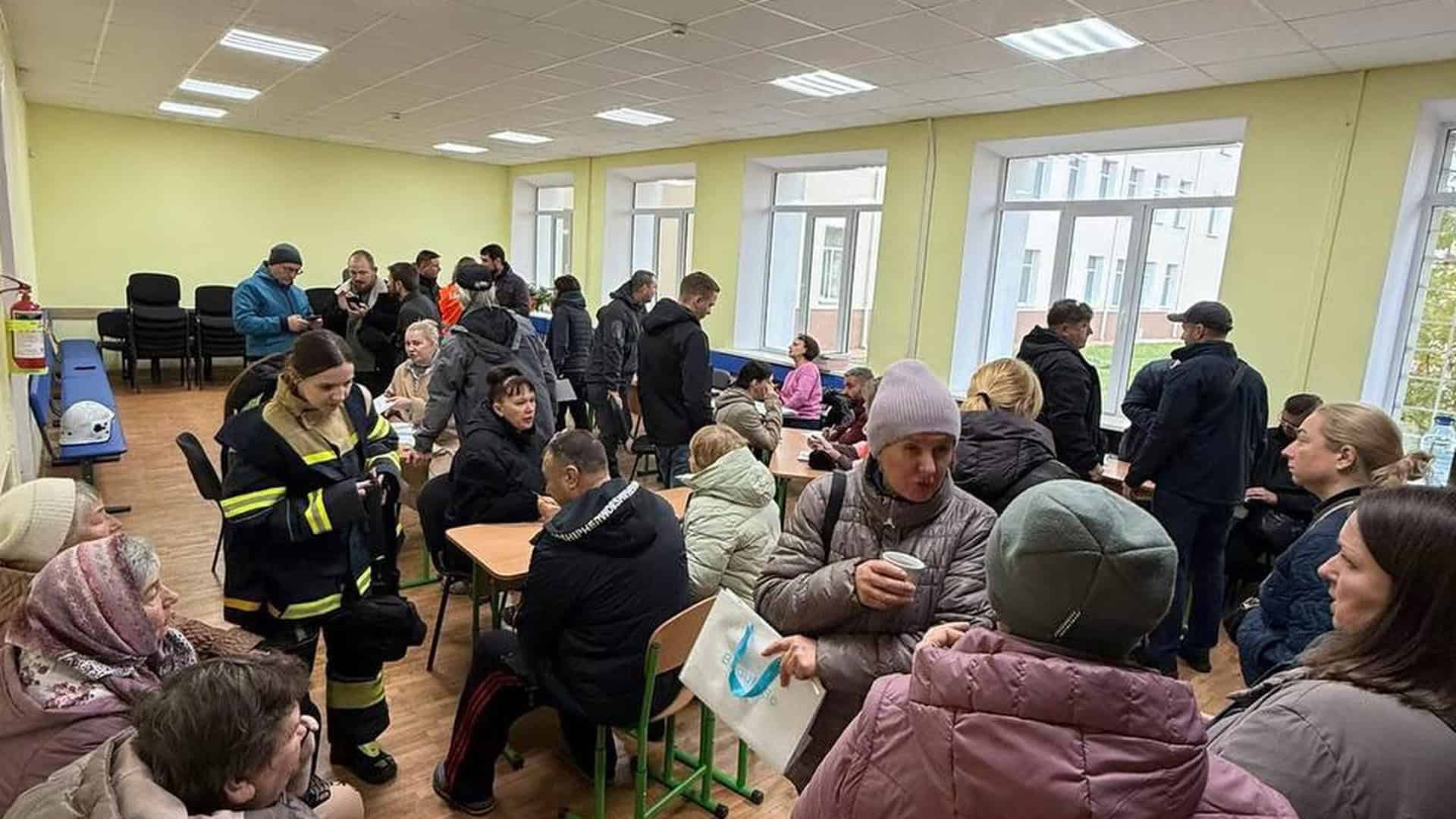 Люди в штабі допомоги після атаки РФ, більше 20 осіб у кімнаті