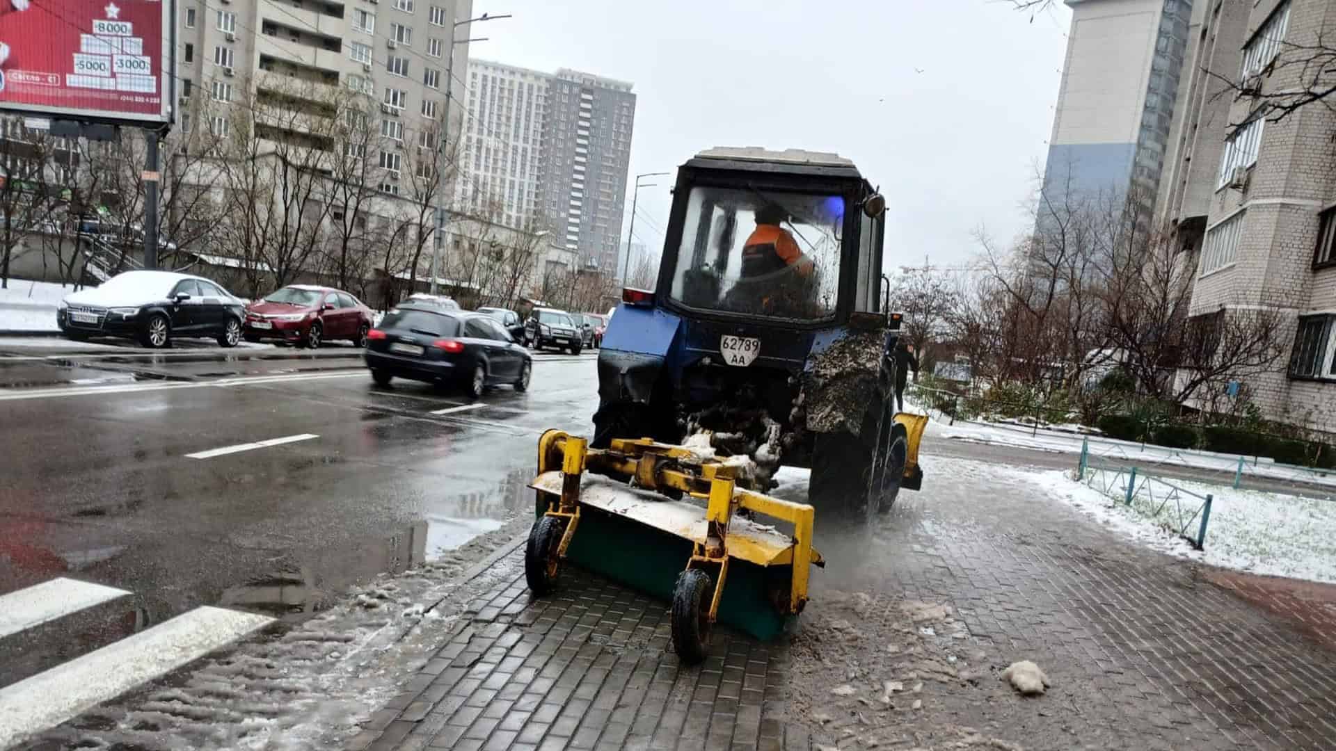 Снігоприбиральна техніка розчищає тротуари в Києві