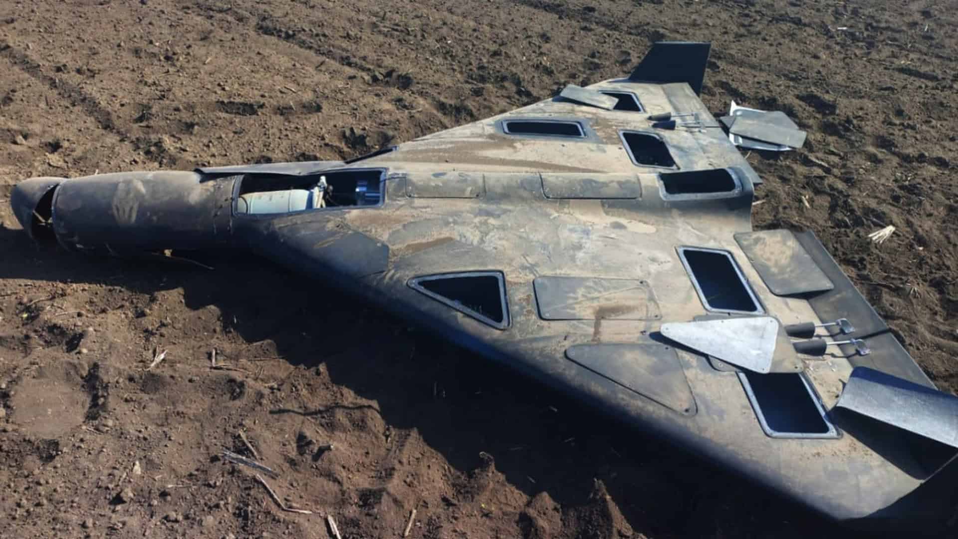 Ударний безпілотник Шахед лежить на землі