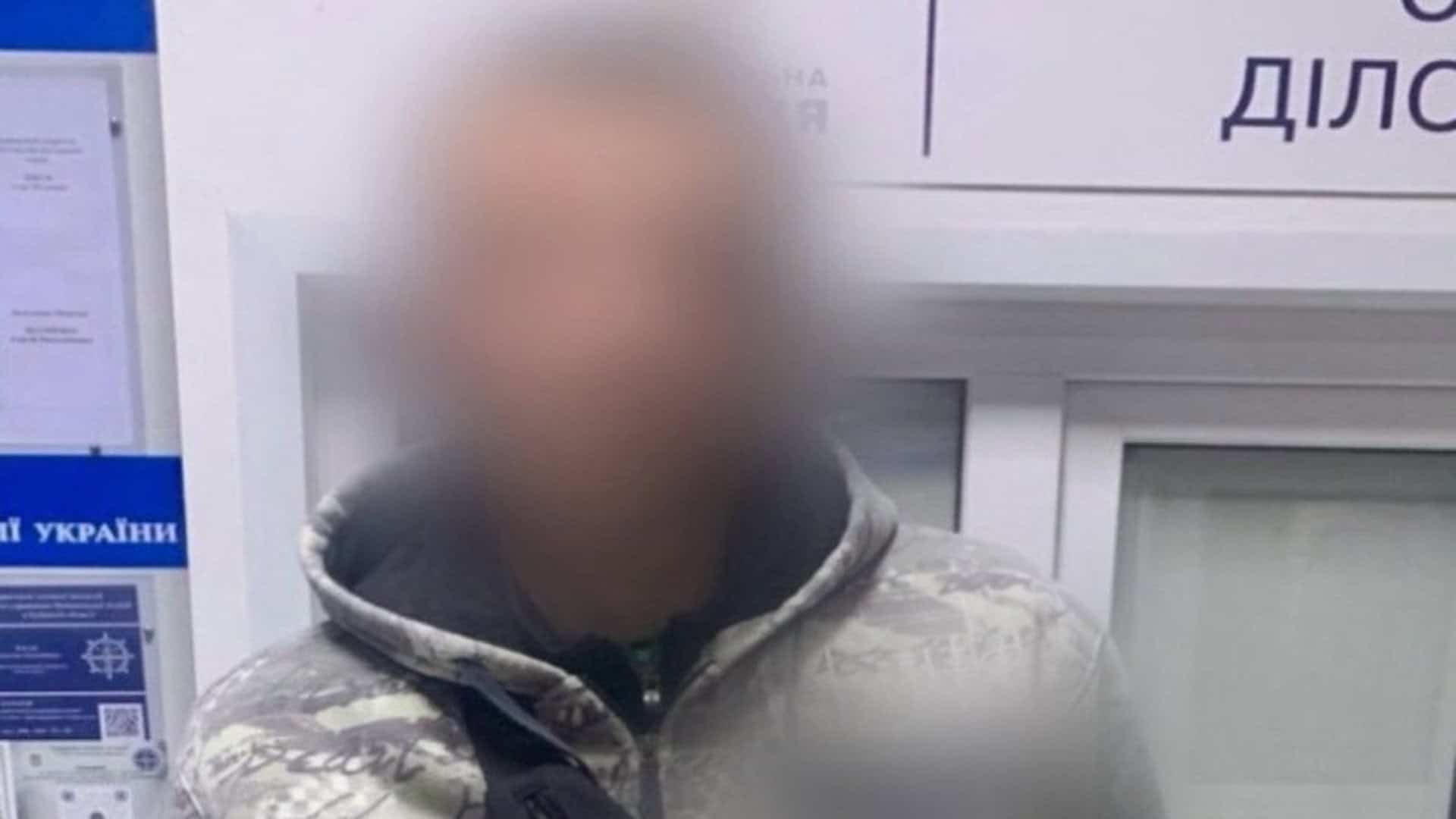 Чоловік з розмитим обличчям у поліцейському відділку