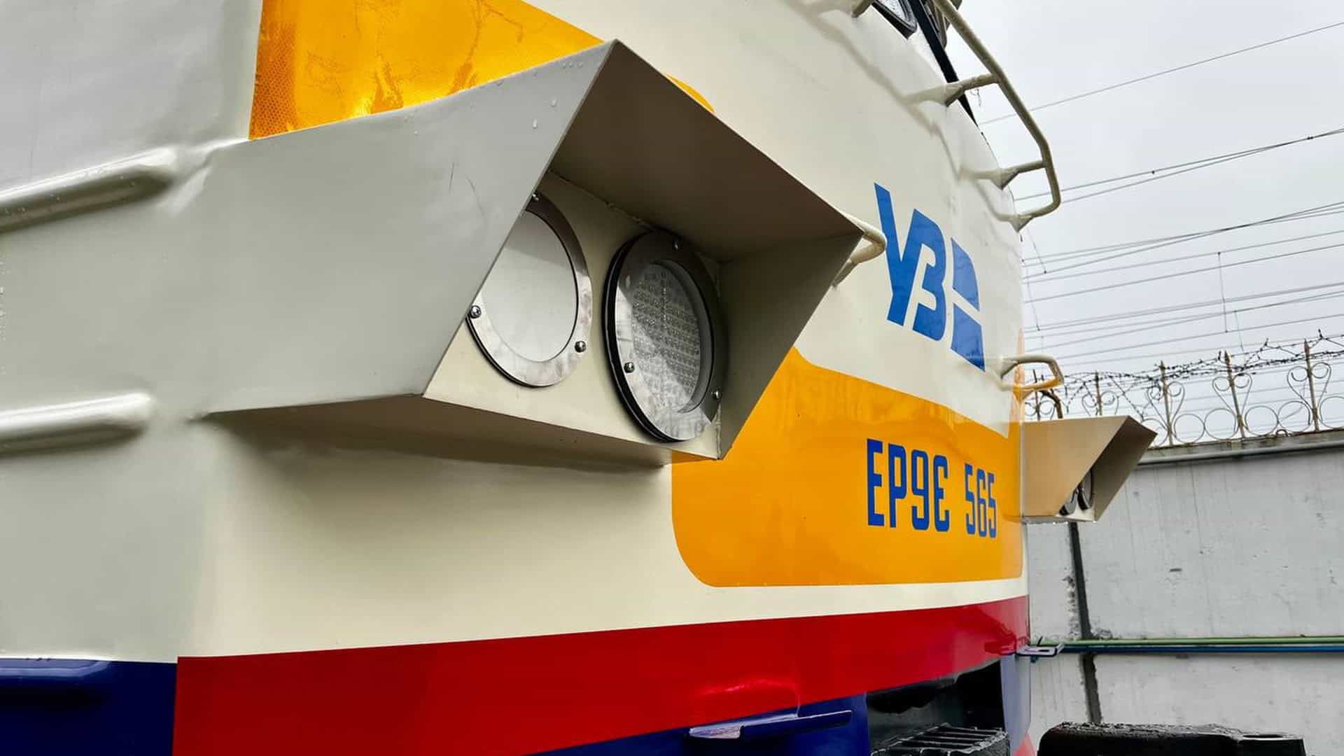 Передня частина електропоїзда з логотипом Укрзалізниці