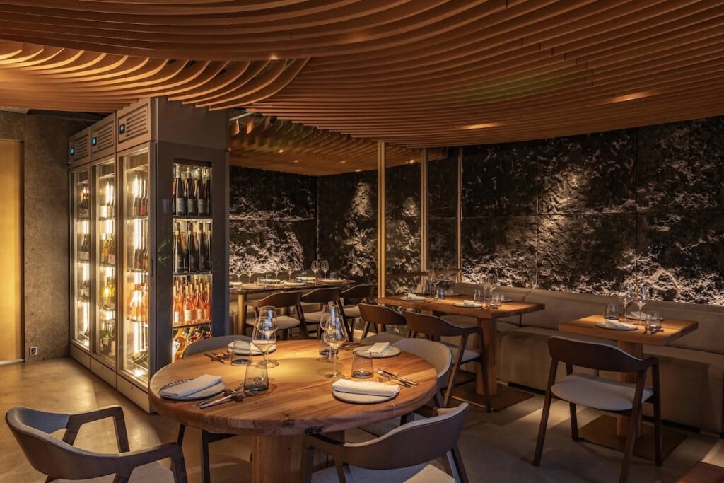 Ресторанний зал з винними шафами та текстурною стіною