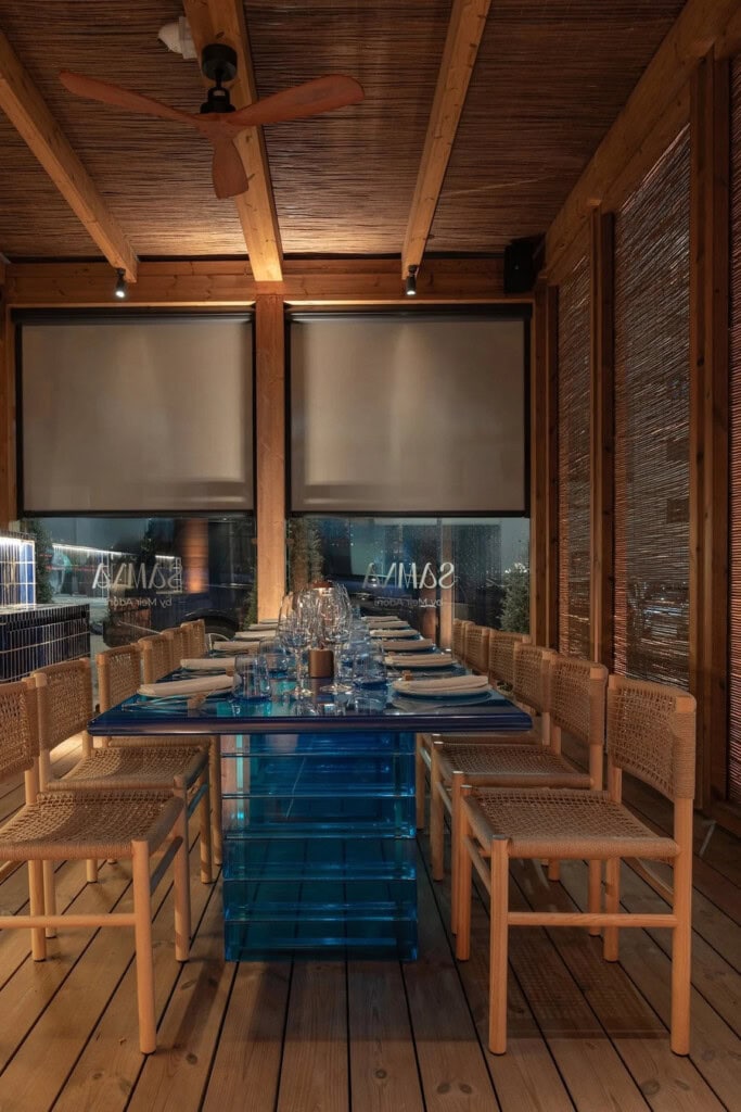 Вечірній стіл на терасі у ресторані