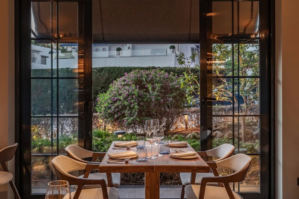 Столик біля вікна з видом на квітучий сад