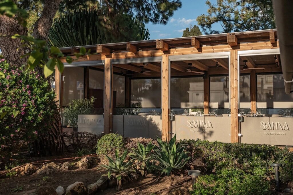 Фасад ресторану з дерев'яною конструкцією серед зелені