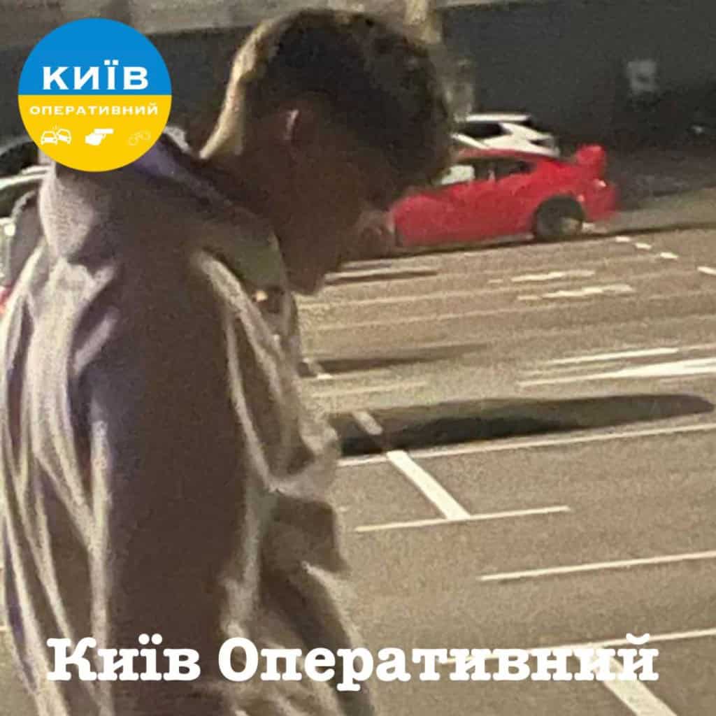 На паркінгу Lavina Mall дрифтери розтрощили чотири авто: є постраждалі (фото) Молодий чоловік стоїть на стоянці біля автомобілів