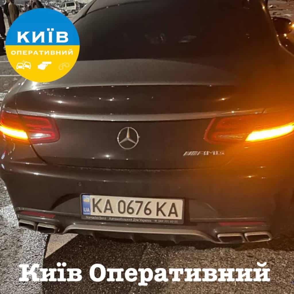 На паркінгу Lavina Mall дрифтери розтрощили чотири авто: є постраждалі (фото) Задня частина чорного Mercedes із номером «КА 0676 КА»