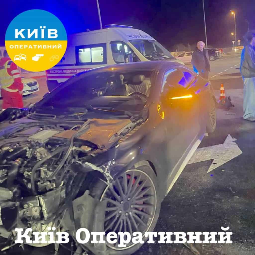 На паркінгу Lavina Mall дрифтери розтрощили чотири авто: є постраждалі (фото) Пошкоджений Mercedes із відкритим капотом