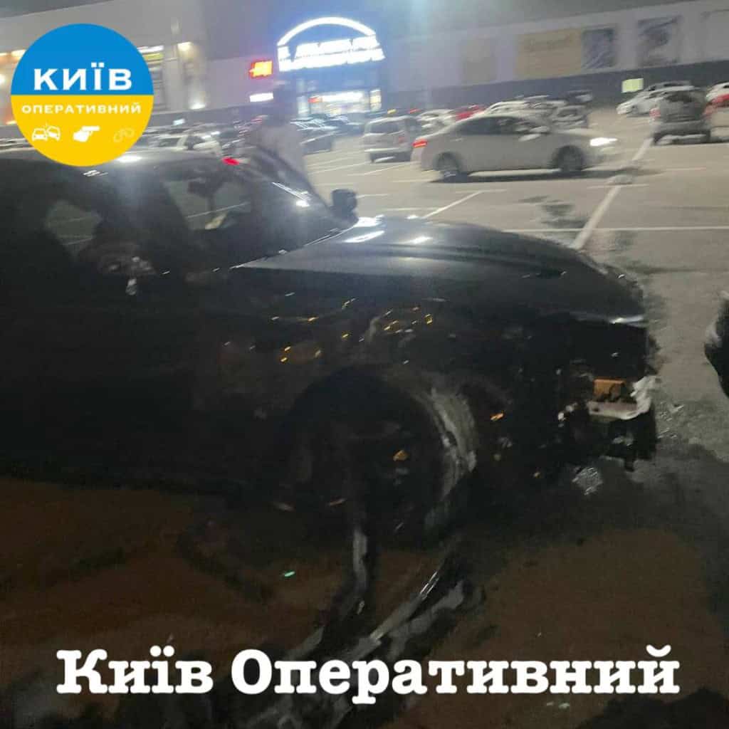 На паркінгу Lavina Mall дрифтери розтрощили чотири авто: є постраждалі (фото) Темний автомобіль із розбитим передом на парковці ТРЦ, навколо уламки