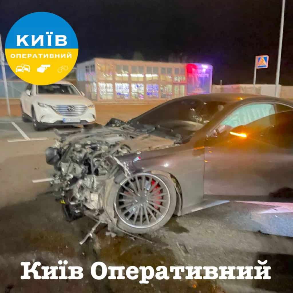 На паркінгу Lavina Mall дрифтери розтрощили чотири авто: є постраждалі (фото) Mercedes із серйозними пошкодженнями передньої частини після нічної аварії
