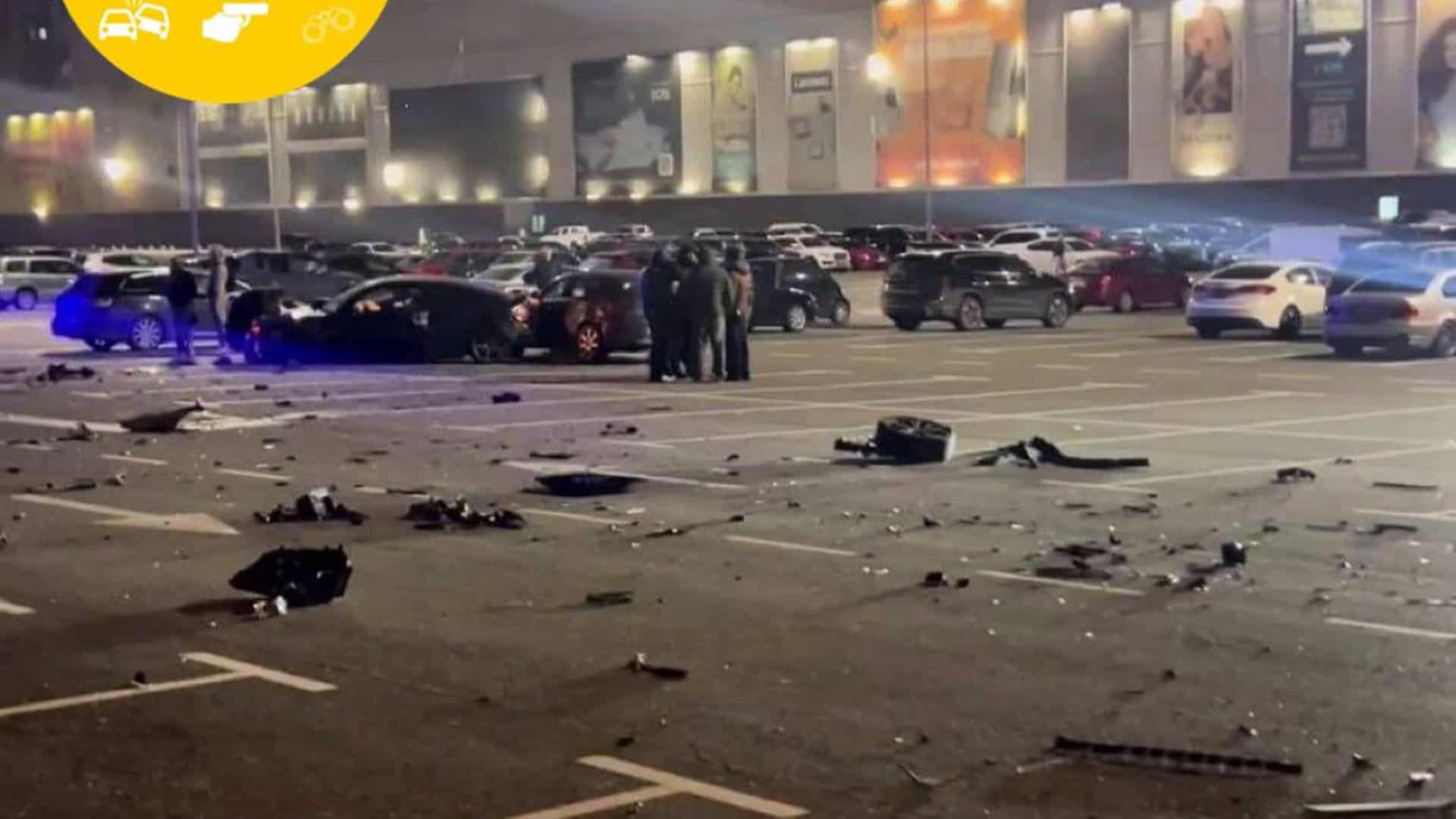 На парковці біля ТРЦ видно наслідки нічної аварії — уламки машин розкидані асфальтом