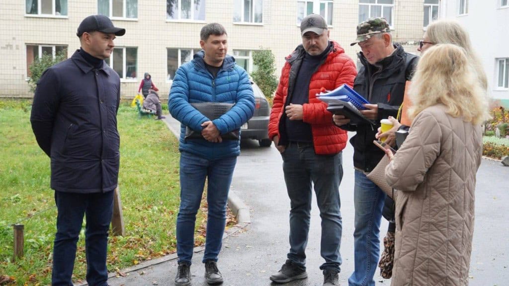 У Фастові за 185 млн грн ремонтують міську лікарню Шість людей стоять біля лікарні у Фастові, серед них міський голова Фастова, а також головний лікар закладу, всі в осінньому одязі