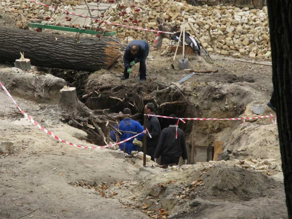 Попи Московського патріархату захопили сквер поруч зі штабом Сухопутних військ (фото) Археологічні розкопки з купою цегли, червоно-білою стрічкою та працівниками в котловані