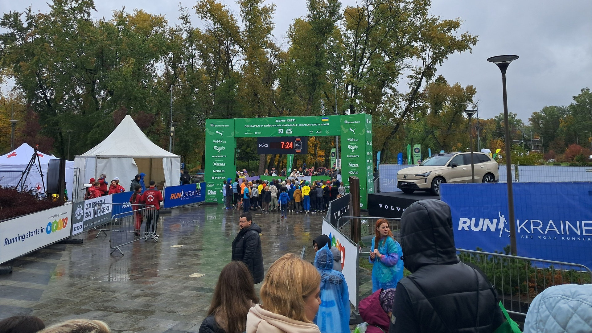 Марафон Незламності починається в Києві, до забігу готуються десятки дітей, люди стоять під зеленими воротами старту