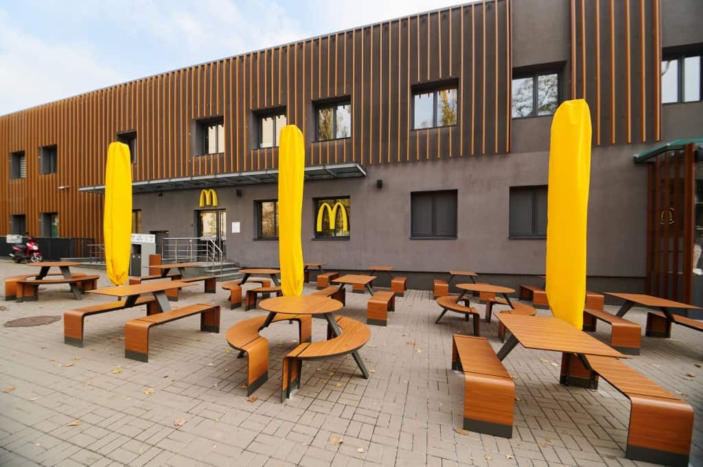 Літній майданчик нового McDonald’s біля Київського зоопарку