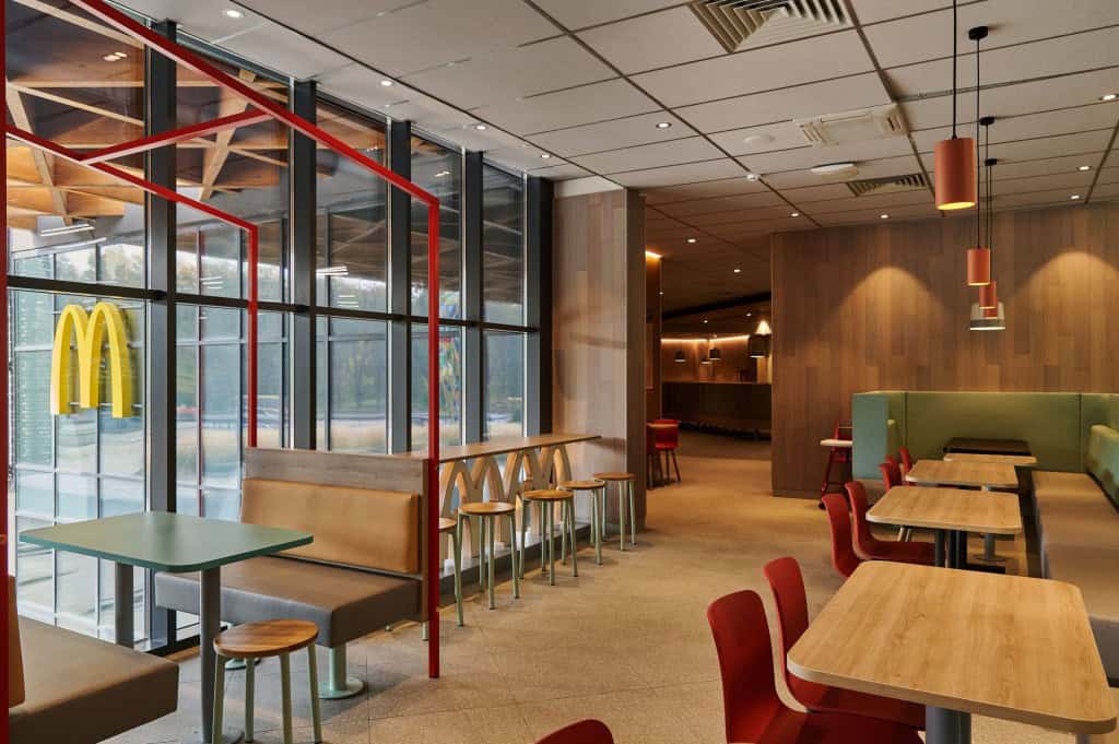 Сучасна зала McDonald’s із великими вікнами та м’якими сидіннями