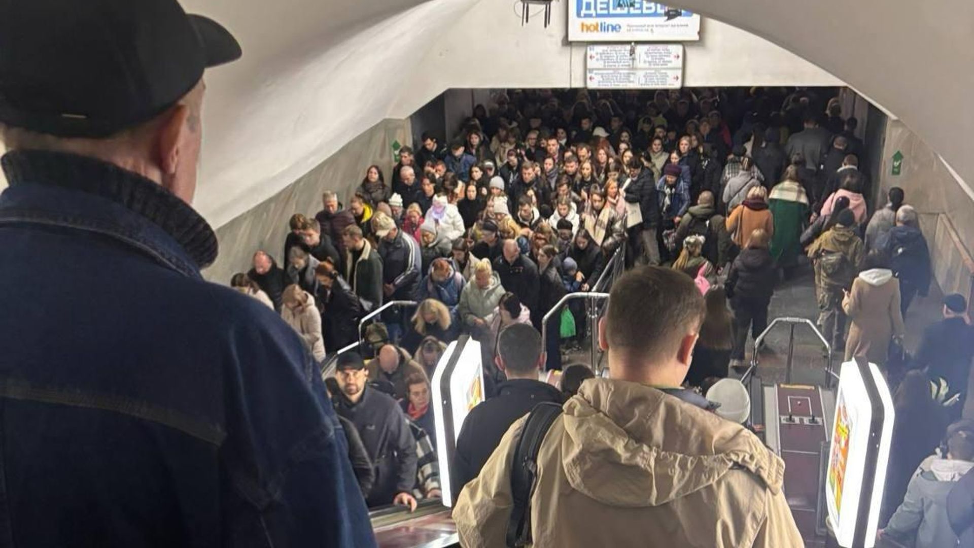 Натовп на ескалаторі станції метро