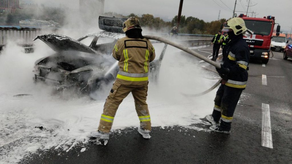 На Північному мосту загорілось авто під час руху