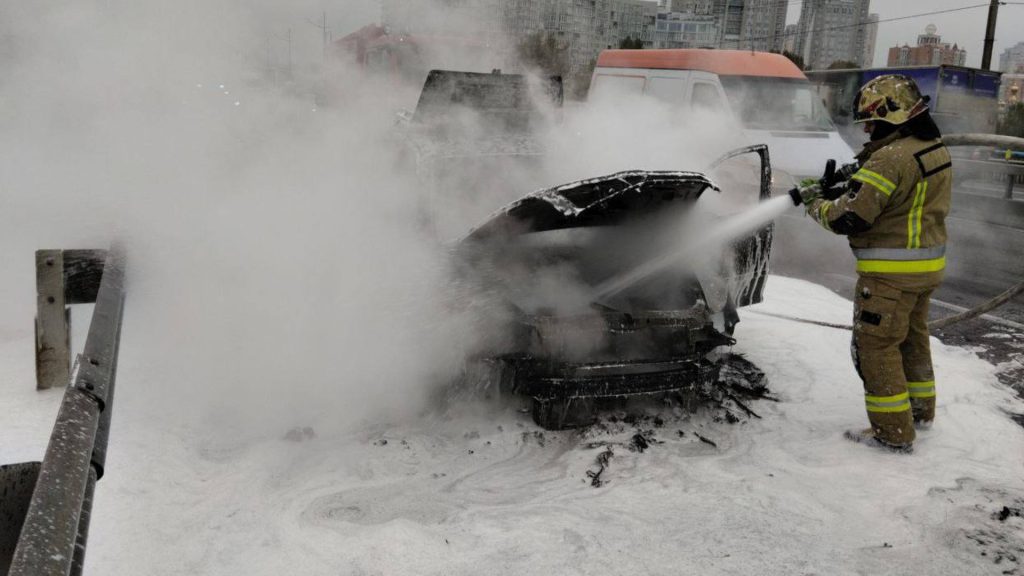 На Північному мосту загорілось авто під час руху