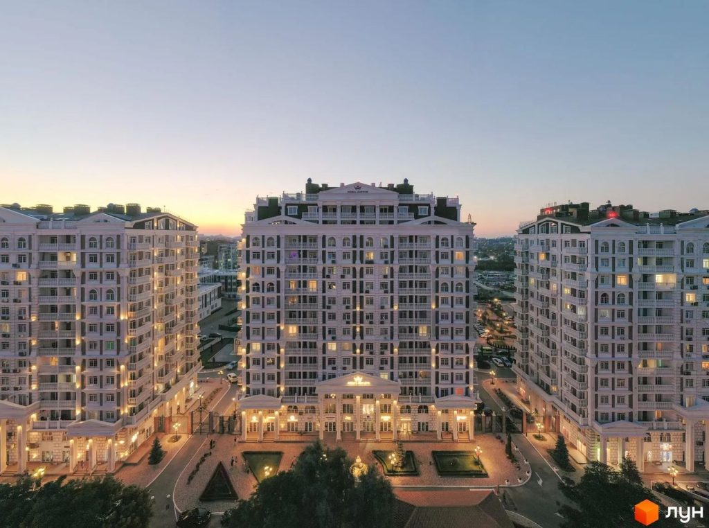 Пожежа у ЖК «Нова Англія»: рятувальники ДСНС вже працюють на місці