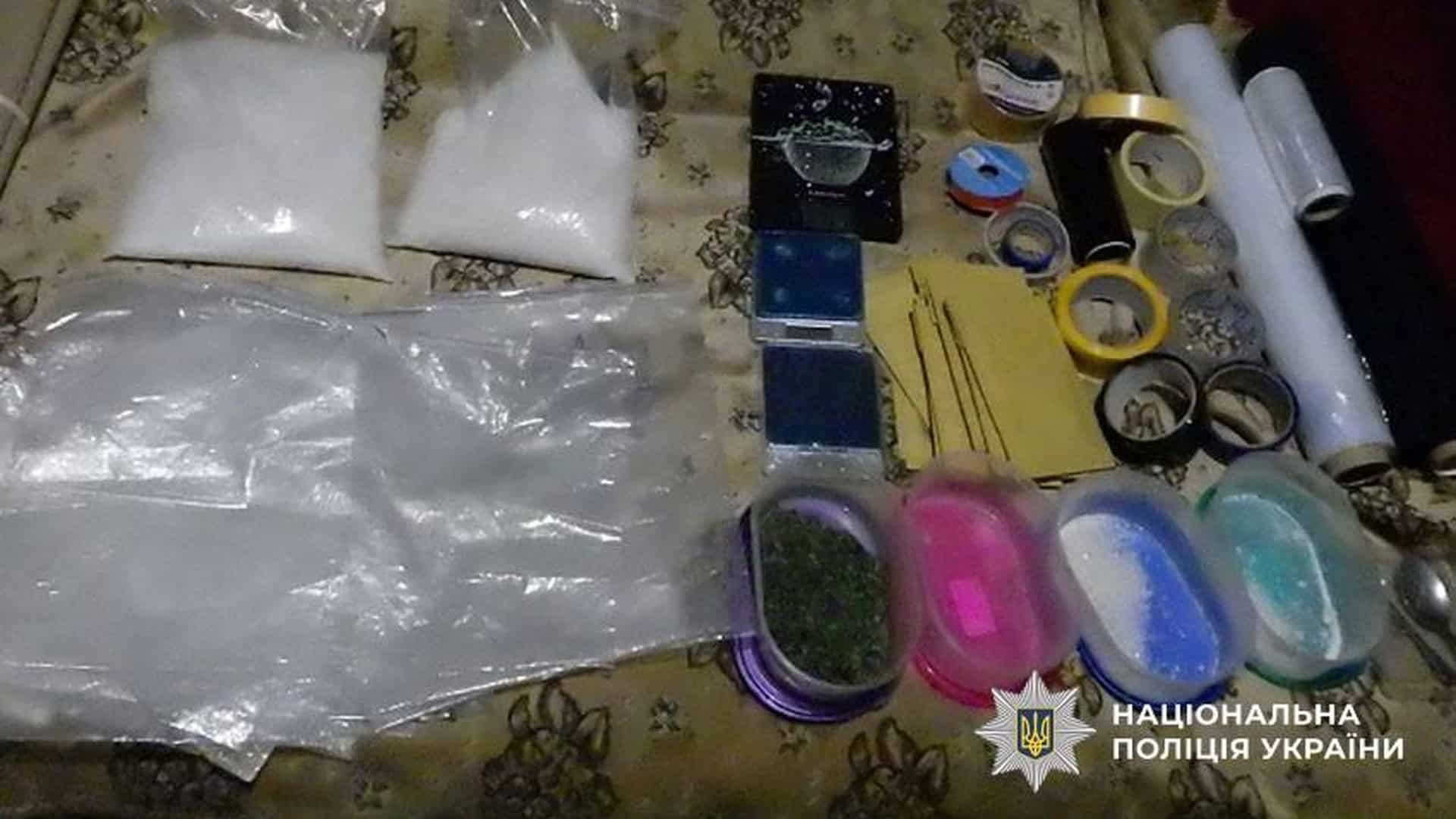 Наркотичні речовини в різних упаковках розкладені на столі