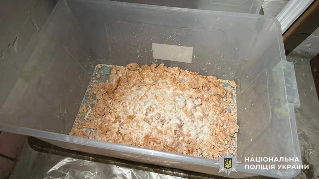 Поліція викрила наркосиндикат під керівництвом куратора із РФ Наркотична речовина насипана в пластикову коробку