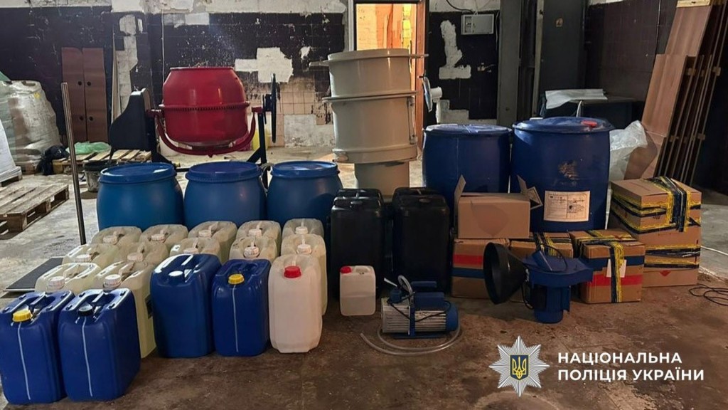 Поліція викрила наркосиндикат під керівництвом куратора із РФ Гараж, де зберігається багато каністр і бочок з речовими доказами у справі виготовлення і збуту наркотиків