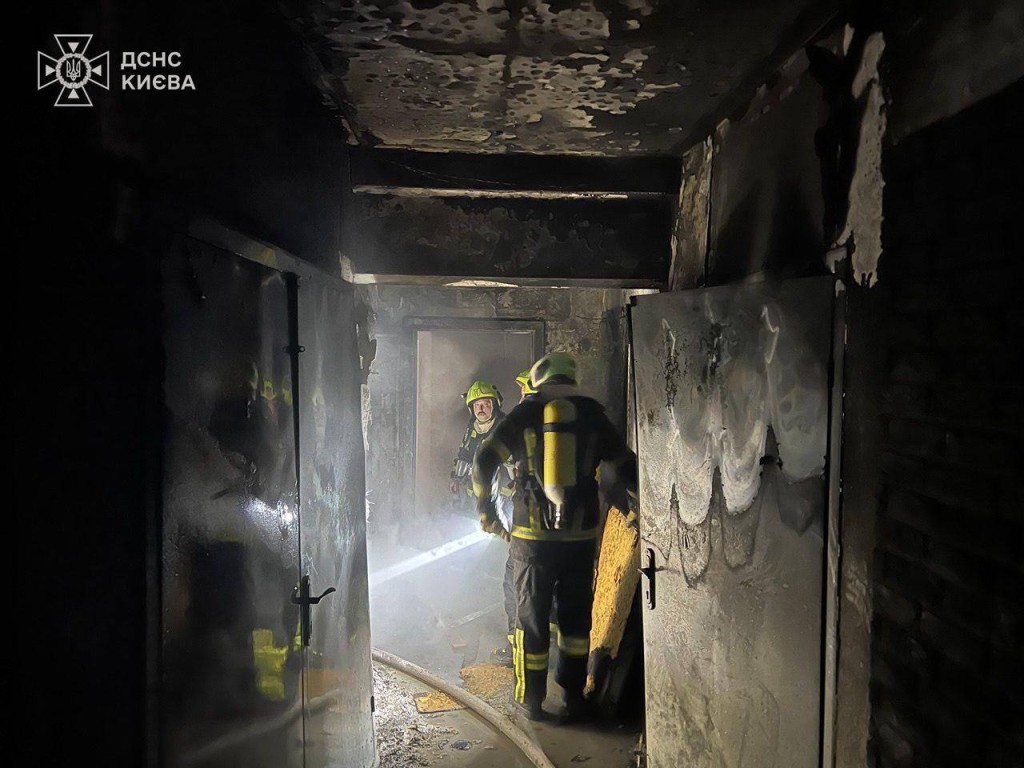 Рятувальники в апартаментах після пожежі: задимлений коридор, обгорілі стіни та двері