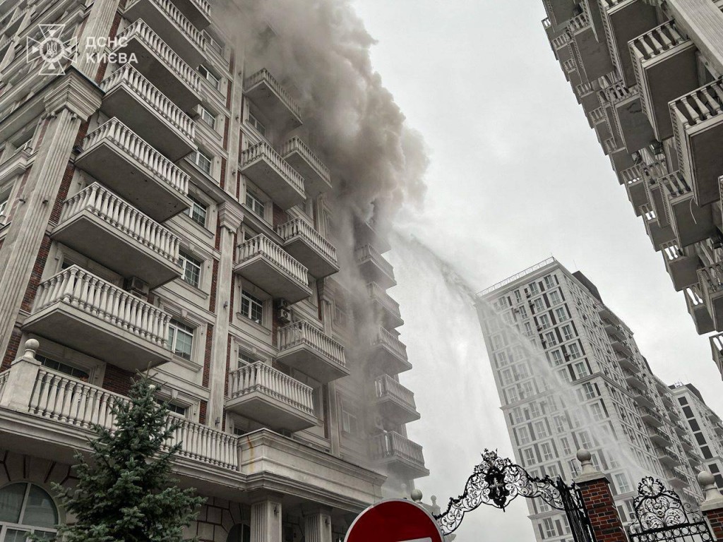 Стовп диму та подача води на гасіння пожежі з верхніх поверхів житлового комплексу «Нова Англія»