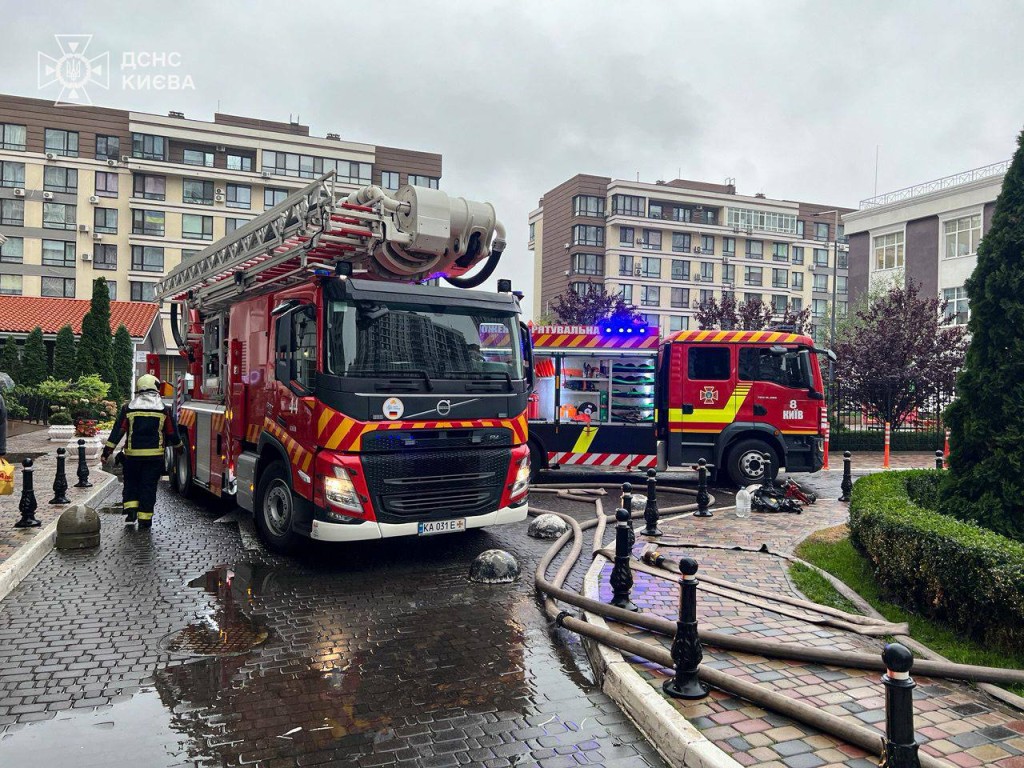 Пожежні автомобілі ДСНС із драбиною та обладнанням на подвір’ї житлового комплексу «Нова Англія» у Києві