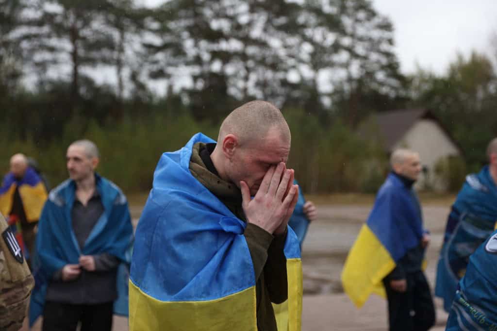 Україна визволила з полону РФ 205 людей: 185 оборонців та 20 цивільних (фото) Українські військовополонених після повернення з російського полону — чоловіки, обгорнуті державними прапорами