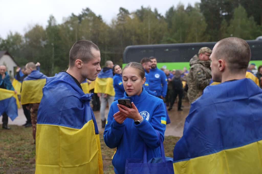 Україна визволила з полону РФ 205 людей: 185 оборонців та 20 цивільних (фото) Українські військовополонених після повернення з російського полону — чоловіки, обгорнуті державними прапорами