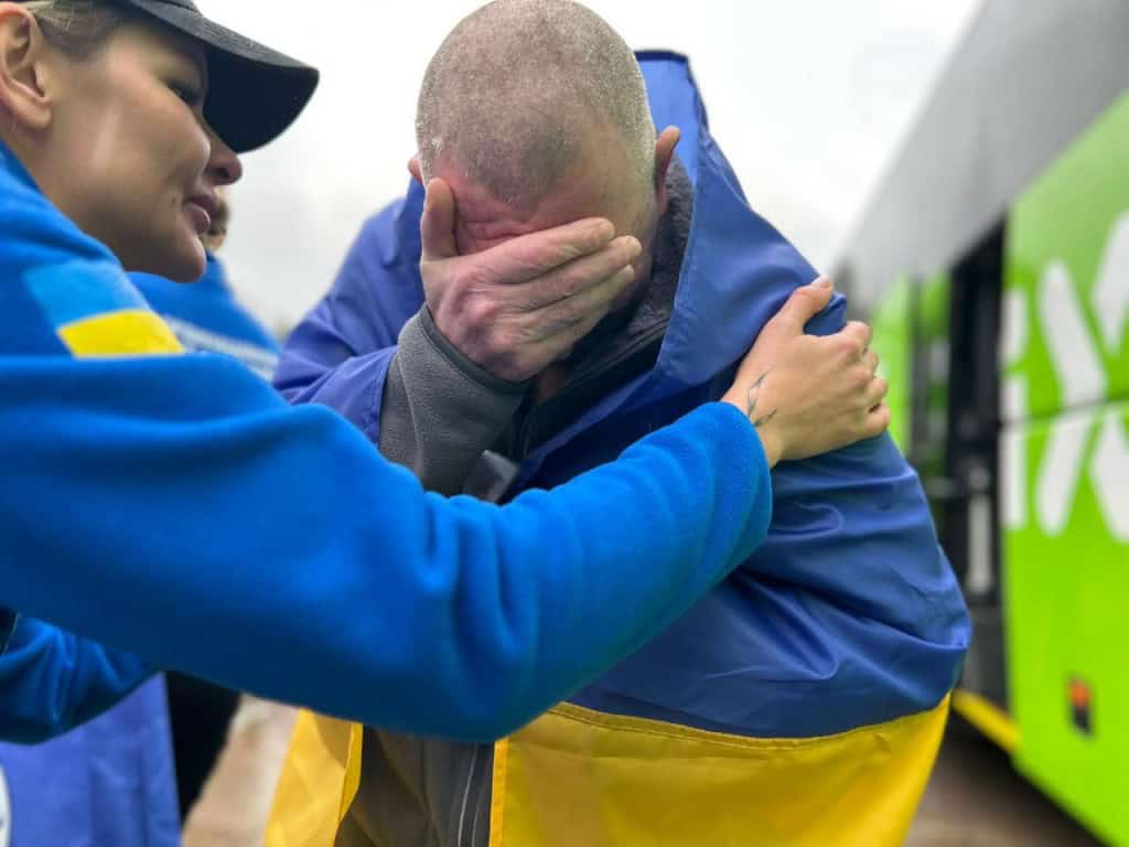 Україна визволила з полону РФ 205 людей: 185 оборонців та 20 цивільних (фото) Українські військовополонених після повернення з російського полону