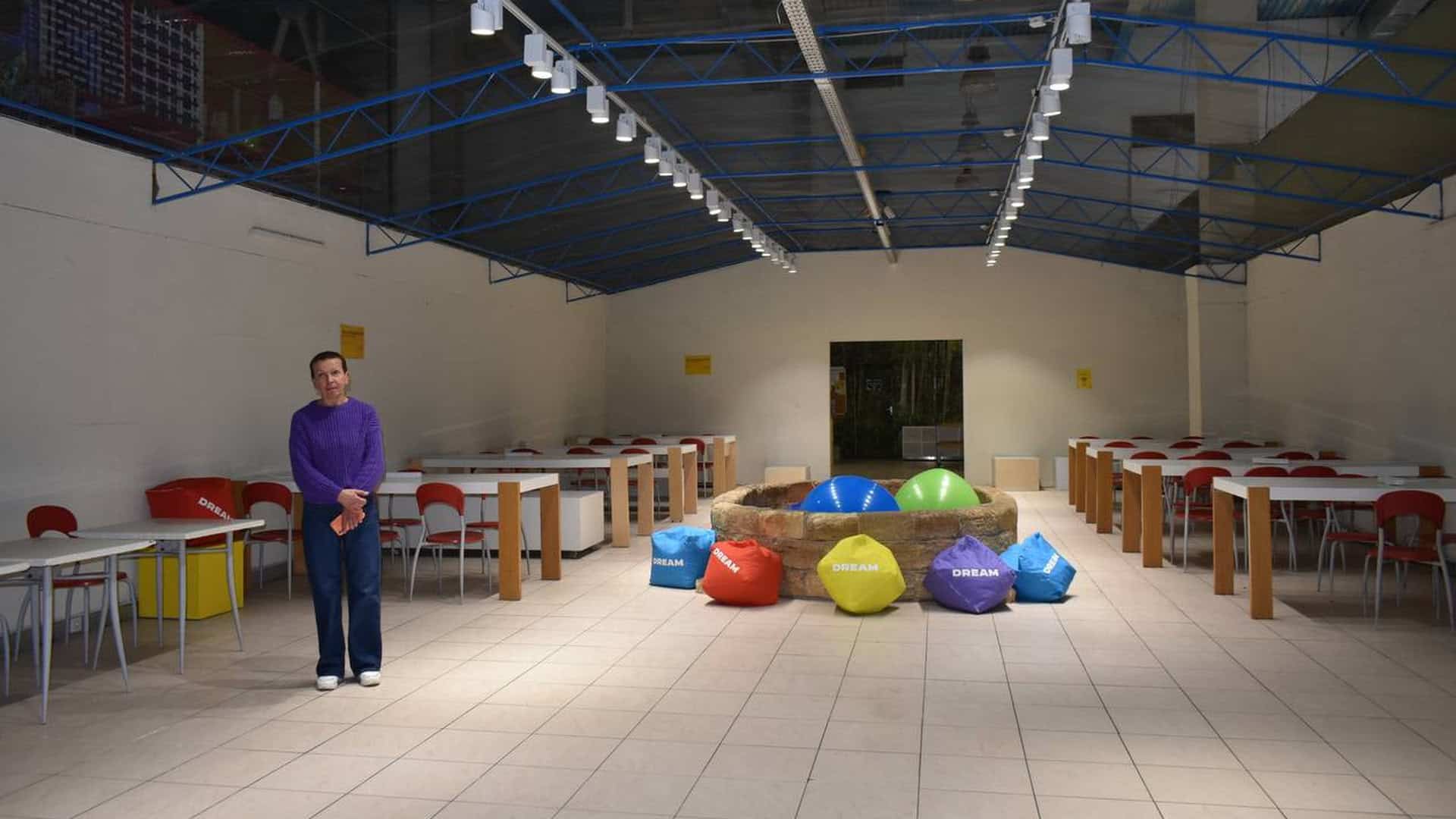 Велика кімната зі стільцями і різнокольоровими пуфами в одному з торгівельних центрів Києва