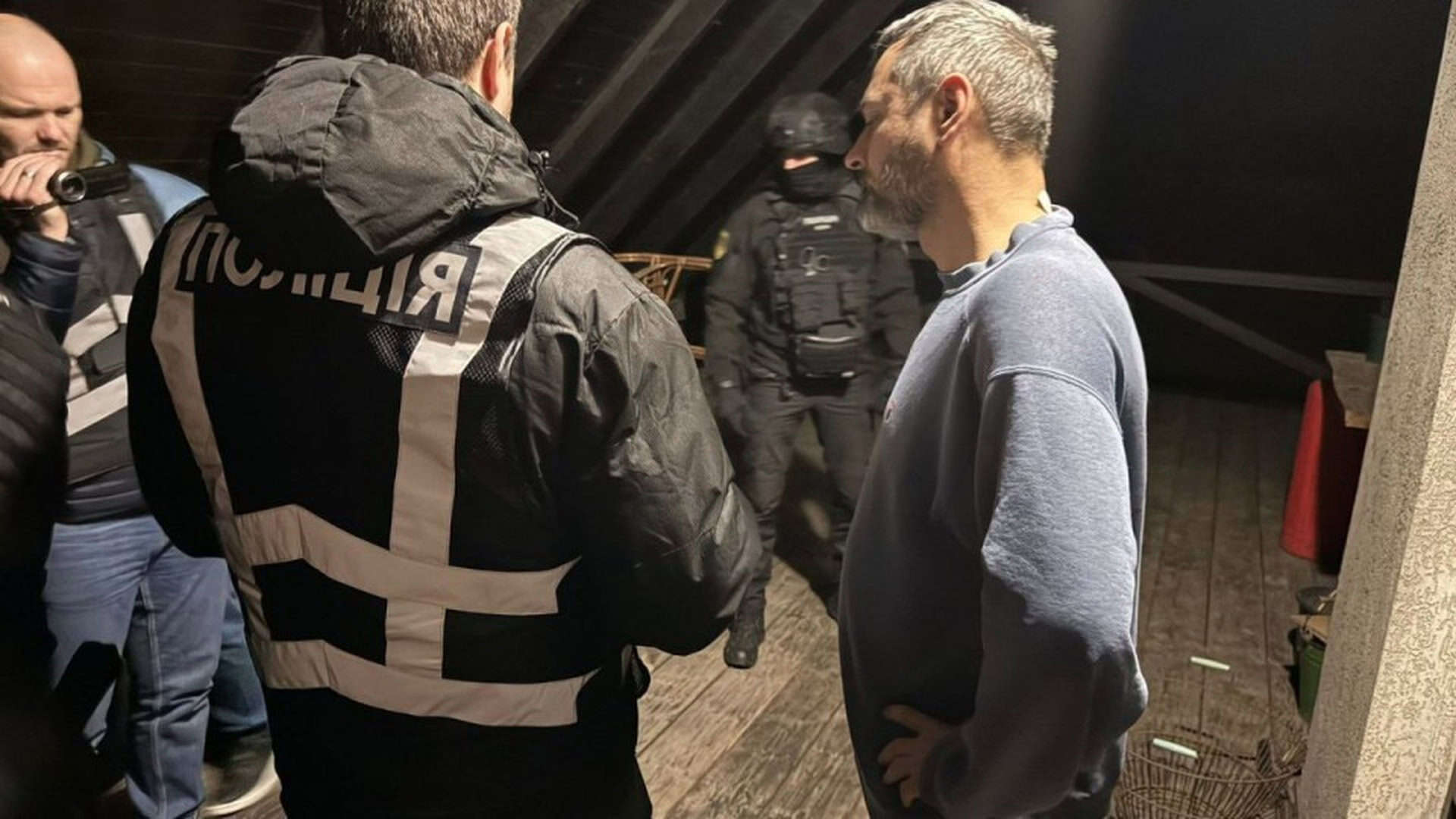 Співробітники поліції під час обшуку в ексдиректора Молодого театру Андрію Білоусу