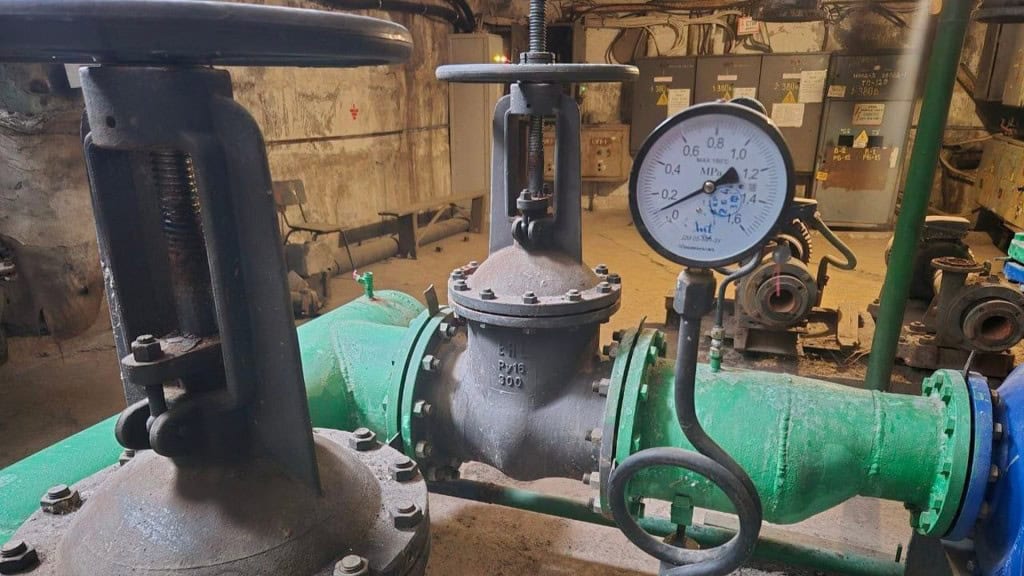 Труби в підвалі