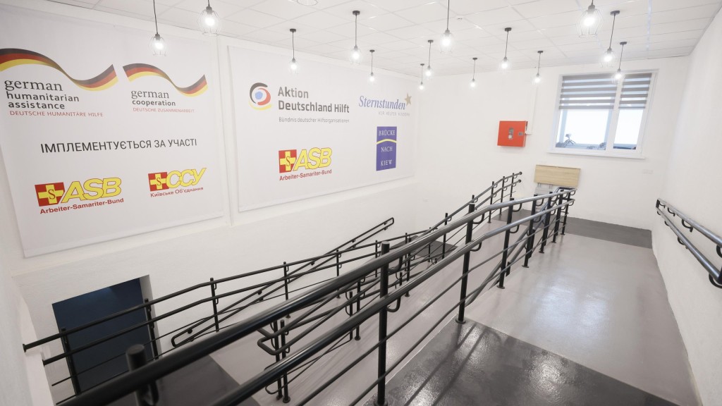 Просторе приміщення з пандусом для інвалідних візків